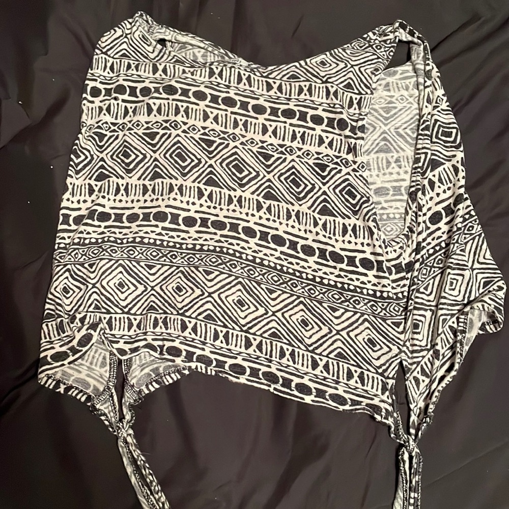 Forever 21 black and white patterned cropped shirt adult small